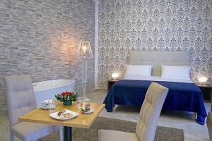 拿坡里的住宿－Barbarella HOTEL SPA，一间卧室配有一张床和一张桌子,设有用餐室