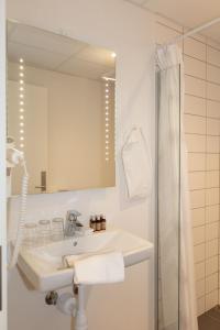 A bathroom at Skagen Hotel