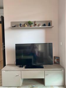 En TV eller et underholdningssystem på Breathtaking sea view apartment