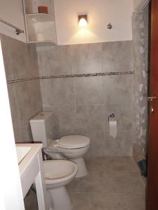 ein Badezimmer mit Toilette und Waschbecken in der Unterkunft 4 SOLES in Villa Gesell + 57 Fotos