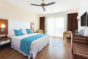 Łóżko lub łóżka w pokoju w obiekcie Hotel Riu Arecas - Adults Only