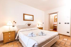 ein Schlafzimmer mit einem großen Bett mit zwei Handtüchern darauf in der Unterkunft Valle Filippo in Canazei