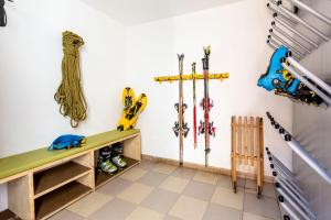 una habitación con esquís en la pared y un estante en Valle Filippo, en Canazei