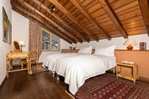 - une chambre avec un grand lit et un plafond en bois dans l'établissement Penthouse Zen Zermatt, 100m from Ski Lift and Piste, à Zermatt