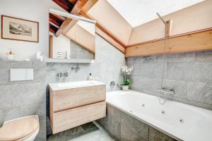 La salle de bains est pourvue d'une baignoire, de toilettes et d'un lavabo. dans l'établissement Penthouse Zen Zermatt, 100m from Ski Lift and Piste, à Zermatt
