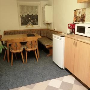 雷希察的住宿－Karla Residence / Greta Residence，厨房配有桌子、沙发和微波炉