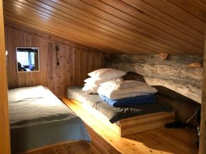 - une chambre avec 2 lits dans une cabane en rondins dans l'établissement Kuusiruka, à Ruka
