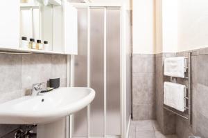 un bagno con lavandino e doccia di San Fedele Apartment - Historical Como City Center by Rent All Como a Como Altre 23 foto