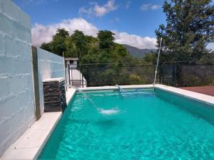 una piscina con una manguera en el agua en Mi lugar en Capilla del Monte