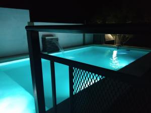 una piscina con valla y agua azul en Mi lugar en Capilla del Monte