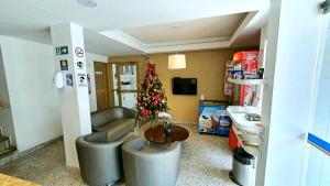 uma sala de estar com uma árvore de Natal e um sofá em Bluemar Hotel em Maceió