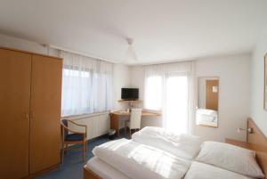 Vuode tai vuoteita majoituspaikassa Hotel Krone Straßdorf