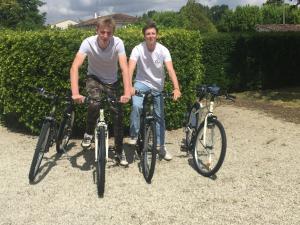 Twee mannen poseren met hun fietsen. bij La Vieille Distillerie in Matha