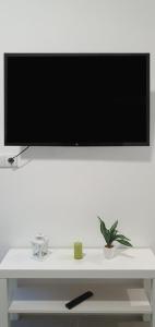 a flat screen tv sitting on top of a white table at Apartamento de 2020 a estrenar en pleno centro1B in Algeciras