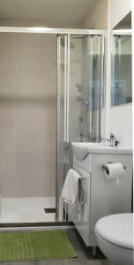 a bathroom with a shower and a toilet and a sink at Apartamento de 2020 a estrenar en pleno centro1B in Algeciras