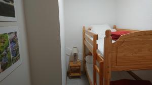 Habitación pequeña con 2 literas y lámpara. en Gîte tout confort 4 personnes en Besse-et-Saint-Anastaise