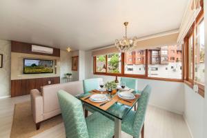 a dining room with a table and chairs at 400 metros, Rua Coberta - Centro - Solar da encosta in Gramado