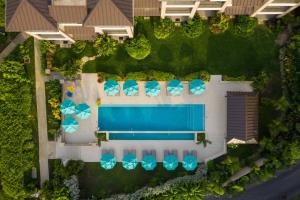 uma vista superior para uma piscina com guarda-sóis azuis em Beach View Hotel em Saint James