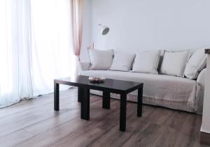 a living room with a couch and a table at Dunas Jewel Apartment in Morche