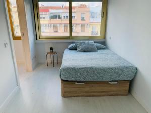 Postel nebo postele na pokoji v ubytování Pisos con Piscina Barrio Exclusivo-WizinkCenter