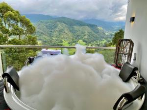 una bañera llena de nubes en Hotel El Mirador del Cocora, en Salento