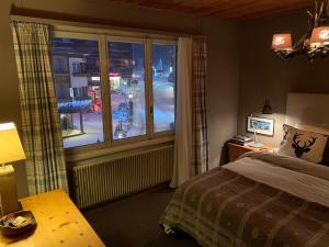 La Residence-Your home away from home in Crans-Montana tesisinde bir odada yatak veya yataklar