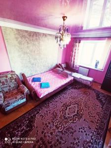 מיטה או מיטות בחדר ב-Samye Ecologichnye Apartmenty on Krylova