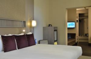 Postel nebo postele na pokoji v ubytování Rome Life Hotel