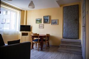 Televízia a/alebo spoločenská miestnosť v ubytovaní Apartamenty w Starym Kinie