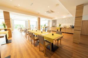 Reštaurácia alebo iné gastronomické zariadenie v ubytovaní Hotel i Apartamenty pod Śnieżnikiem