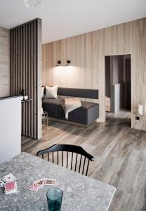 Sala de estar con cama y mesa en All.Glemm RIDERS SUITE, en Saalbach Hinterglemm