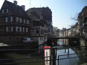 un río en una ciudad con edificios y un puente en Le Studio Sam, en Illkirch-Graffenstaden