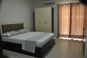 um quarto com uma cama e uma grande janela em VILLA VELA KSAMIL em Ksamil
