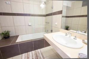 A bathroom at Miraflores Luxury Apartments- Alcanfores