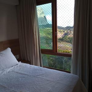 una camera da letto con un letto e una grande finestra di Loft Vista Azul - hospedagem as montanhas a Domingos Martins Altre 37 foto