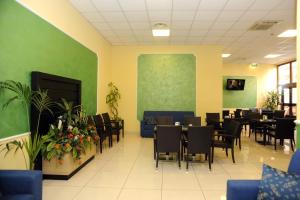 TV a/nebo společenská místnost v ubytování Hotel La Quercia