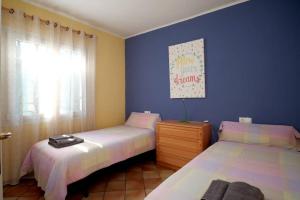 een slaapkamer met 2 bedden en een raam bij La Casa del Bosc, playa y golf - Salou in Salou