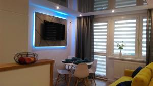 Televízia a/alebo spoločenská miestnosť v ubytovaní Apartament u Gosi!