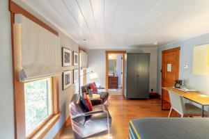 uma sala de estar com cadeiras, uma mesa e uma janela em The Outlook Lodge em Green Mountain Falls