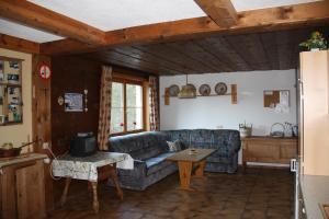 ein Wohnzimmer mit einem Sofa und einem Tisch in der Unterkunft Haus Martine in Raggal