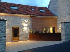 uma casa de tijolos com uma entrada em frente em Le Clos Des Coteaux em Trigny