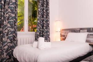 Una cama o camas en una habitación de La Girouardière