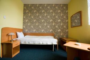 Ένα ή περισσότερα κρεβάτια σε δωμάτιο στο Hotel Mały Młyn