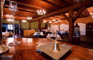 a restaurant with a dining room with tables and chairs at Hotel Mały Młyn in Stargard