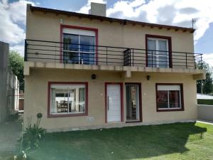 une maison avec un balcon au-dessus dans l'établissement Rincon de la Sierra, à Tandil