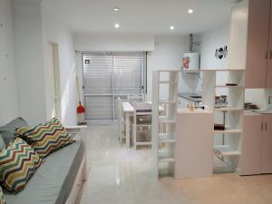 a kitchen and living room with a couch and a table at Rincon de la Sierra in Tandil