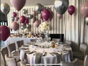 Reštaurácia alebo iné gastronomické zariadenie v ubytovaní Hotel Mały Młyn
