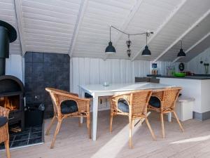 Hejlsにある8 person holiday home in Hejlsのキッチン(テーブル、椅子、暖炉付)