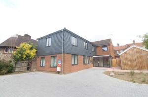 a large house with a driveway in front of it at Modern City Home with 5 Ensuites and Private Parking! Perfect for Working teams in Norwich