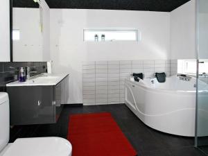 Koupelna v ubytování 10 person holiday home in Brovst-By Traum